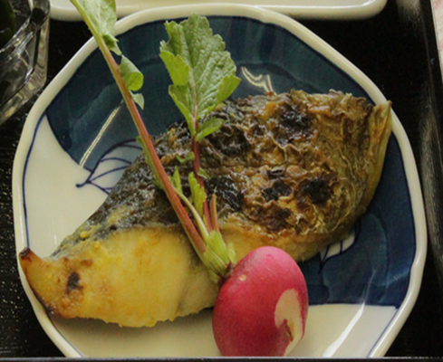 お皿に盛られた、さわらの西京焼きの写真