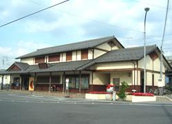 瓦屋根のクラシカルな雰囲気の愛知川駅コミュニティーハウスの写真