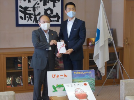 町長へ目録贈呈