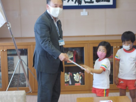 子どもへ絵本の贈呈