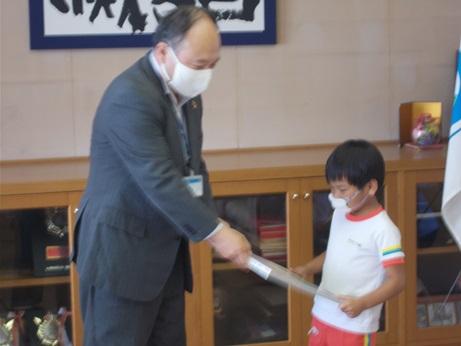 子どもへ絵本の贈呈