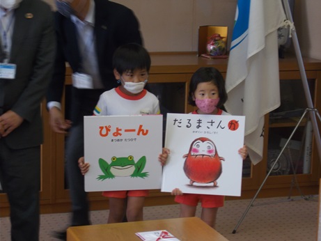 絵本を持つ子どもたち