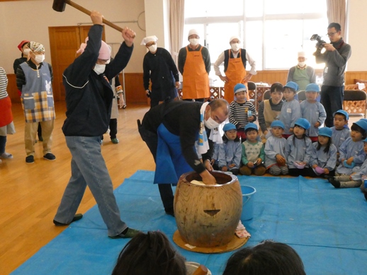 餅つきの様子