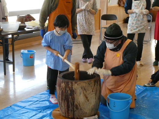 お餅をつく