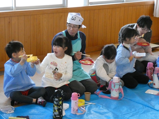お餅を食べる