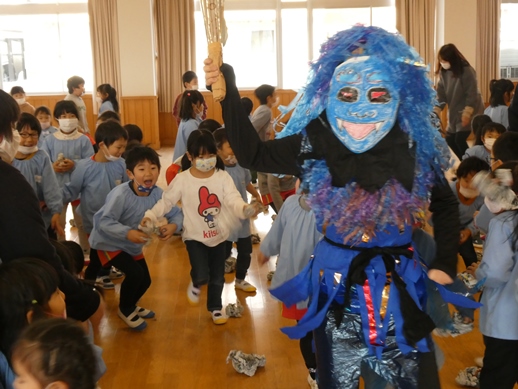 鬼に豆を投げる。