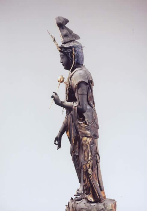 木造聖観音立像を横から撮った写真