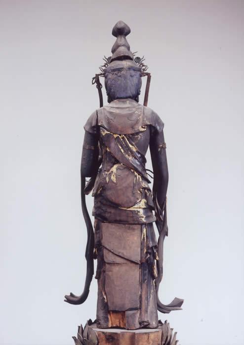 木造聖観音立像を背面から撮った写真