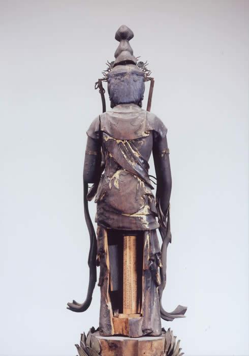 木造聖観音立像の背面を開き中の一木を撮った写真