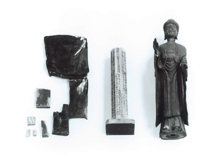 木造阿弥陀如来立像1躯と当初材断片3片の写真