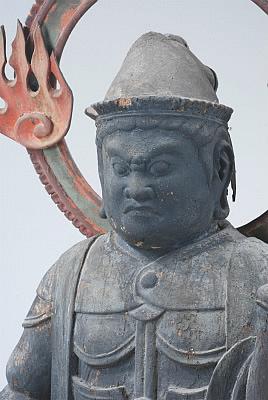 木造毘沙門天立像の顔部分を撮った写真