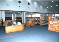 本がずらりと並んだ秦荘図書館の写真