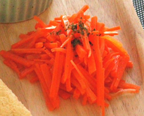 オレンジ色が鮮やかなにんじんのサラダの写真