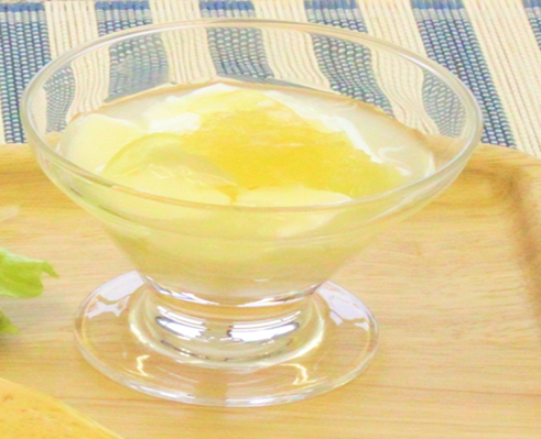 ガラスの器に盛られた黄色がきれいなジャンボレモンジャムのヨーグルトの写真