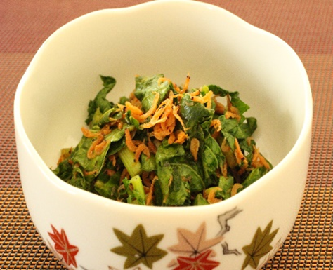 小鉢に盛られた緑とオレンジ色がきれいなだいこん葉とオキアミの炒め物の写真