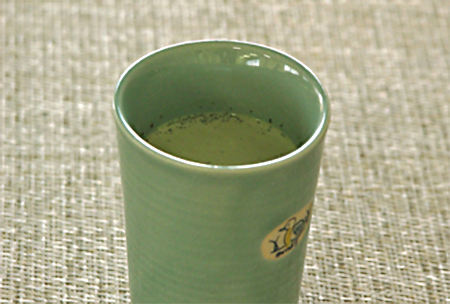 きれいなモスグリーン色の抹茶ラテの写真