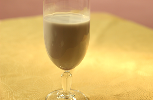 グラスに注がれたベリーミルクの写真
