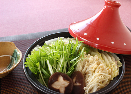 水菜、椎茸、えのき、白菜、たくさんの野菜が入ったタジン鍋の写真