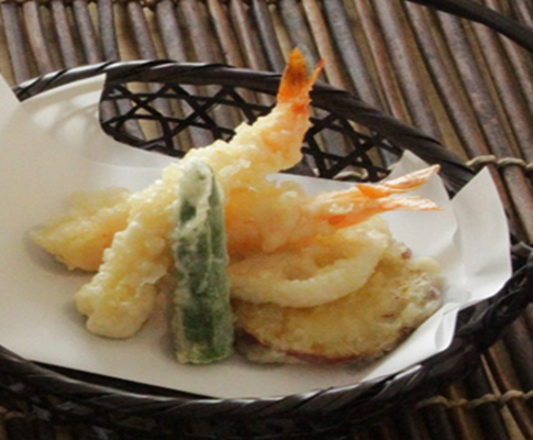 えび、野菜たっぷりの天ぷら盛り合わせの写真