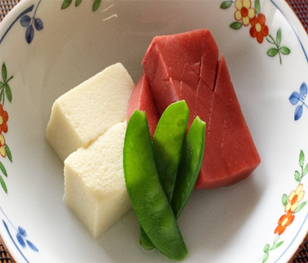 紅白がきれいな凍り豆腐と赤こんにゃくの煮物の写真