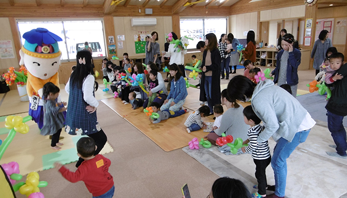 あしょうさんと遊ぶ子供たちの写真