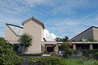 直角三角形の屋根のある愛知川図書館の外観写真