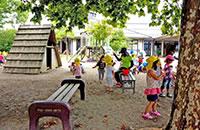 秦川保育園の園庭で子供たちが遊んでいる写真