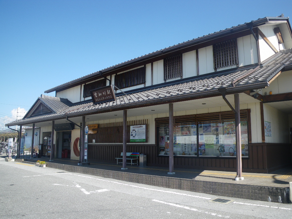 愛知川駅の駅前の写真
