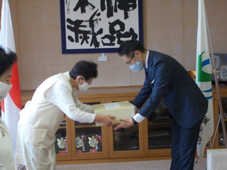 町長へ贈呈