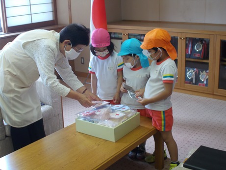 マスクを選ぶ子どもたち