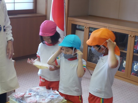 マスクをつける子どもたち
