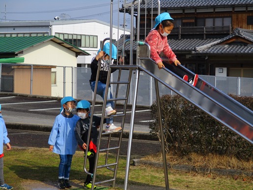 運動公園ですべり台