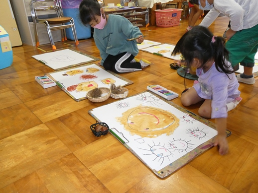 年少組の絵画の様子