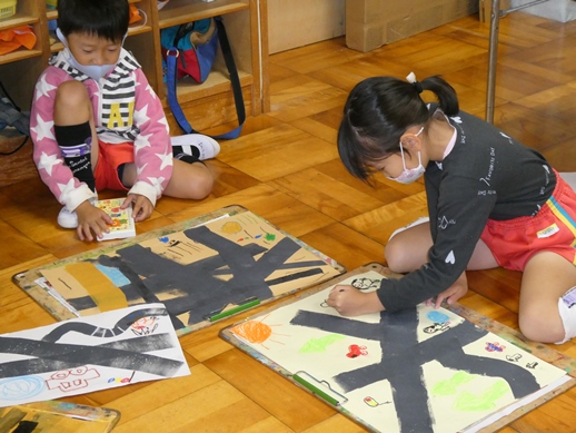 年長組の絵画の様子