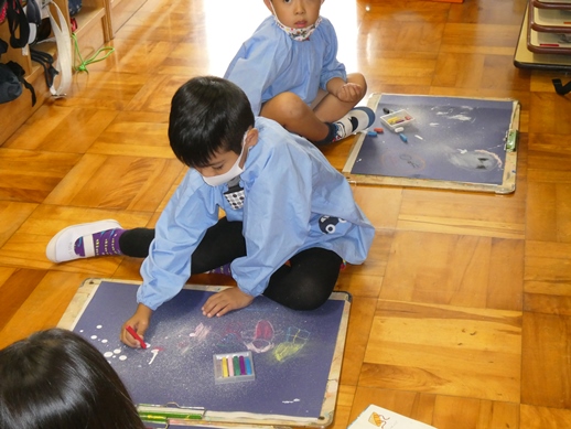 年長組の絵画の様子