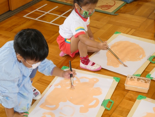 年中組の絵画の様子