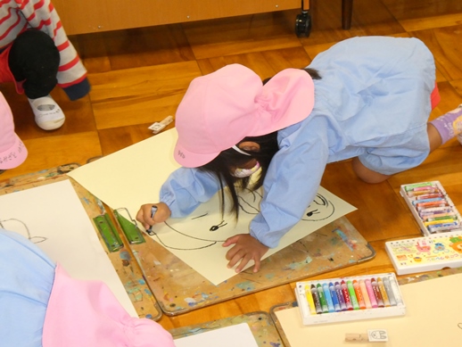 年中組の絵画の様子