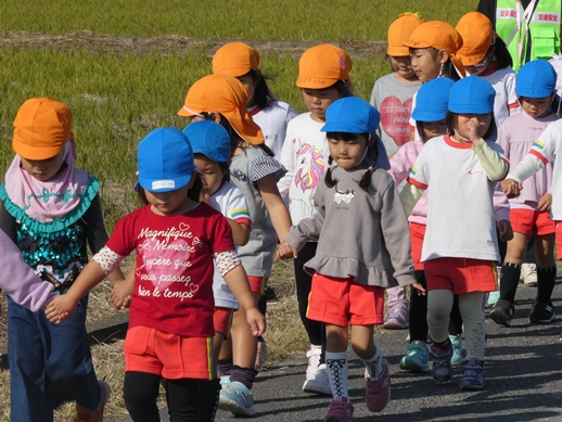 手をつないで散歩
