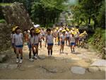 黄色の帽子をかぶった生徒達が体操服で安土城を見学している写真