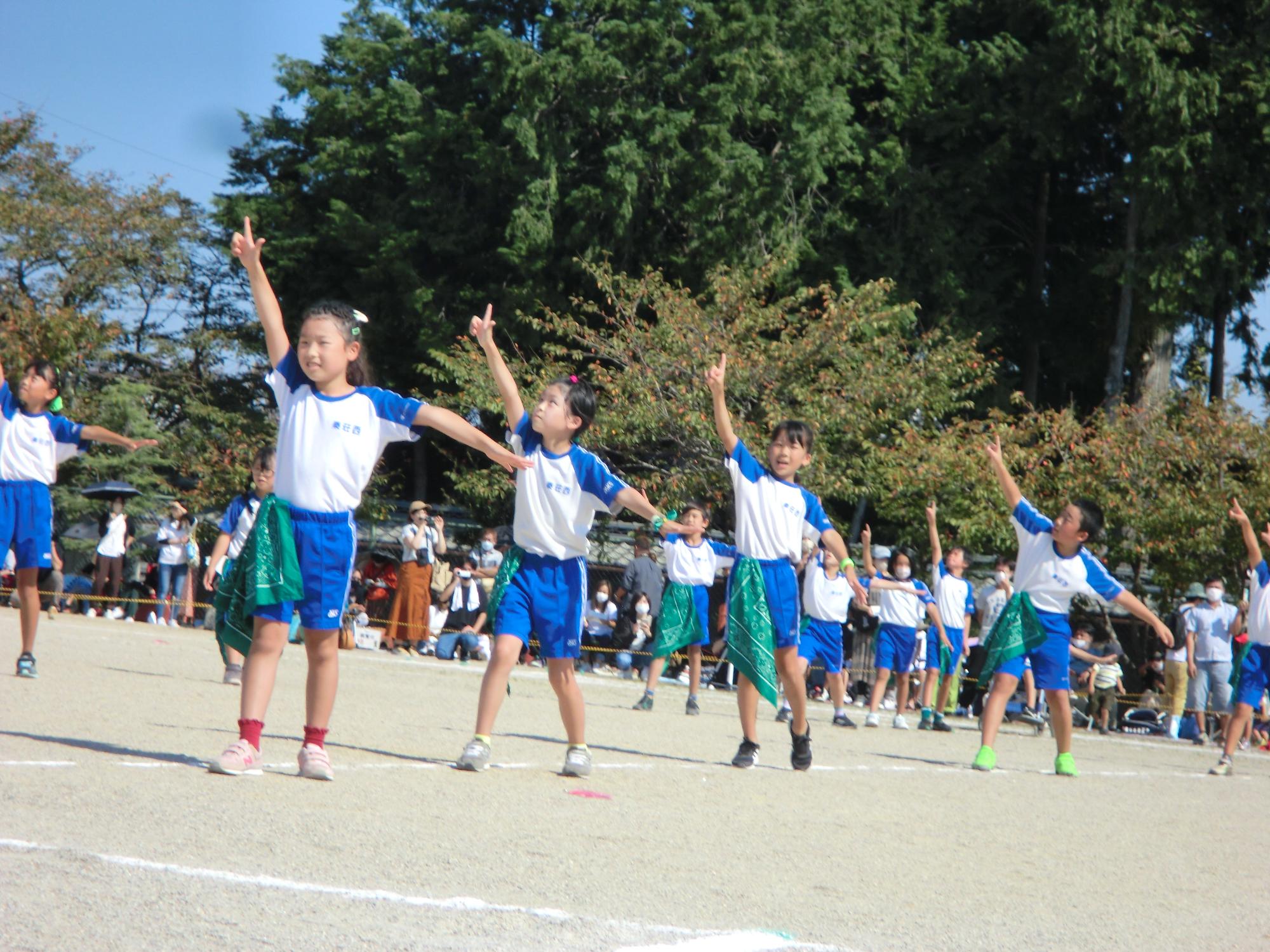 中学年団体演技