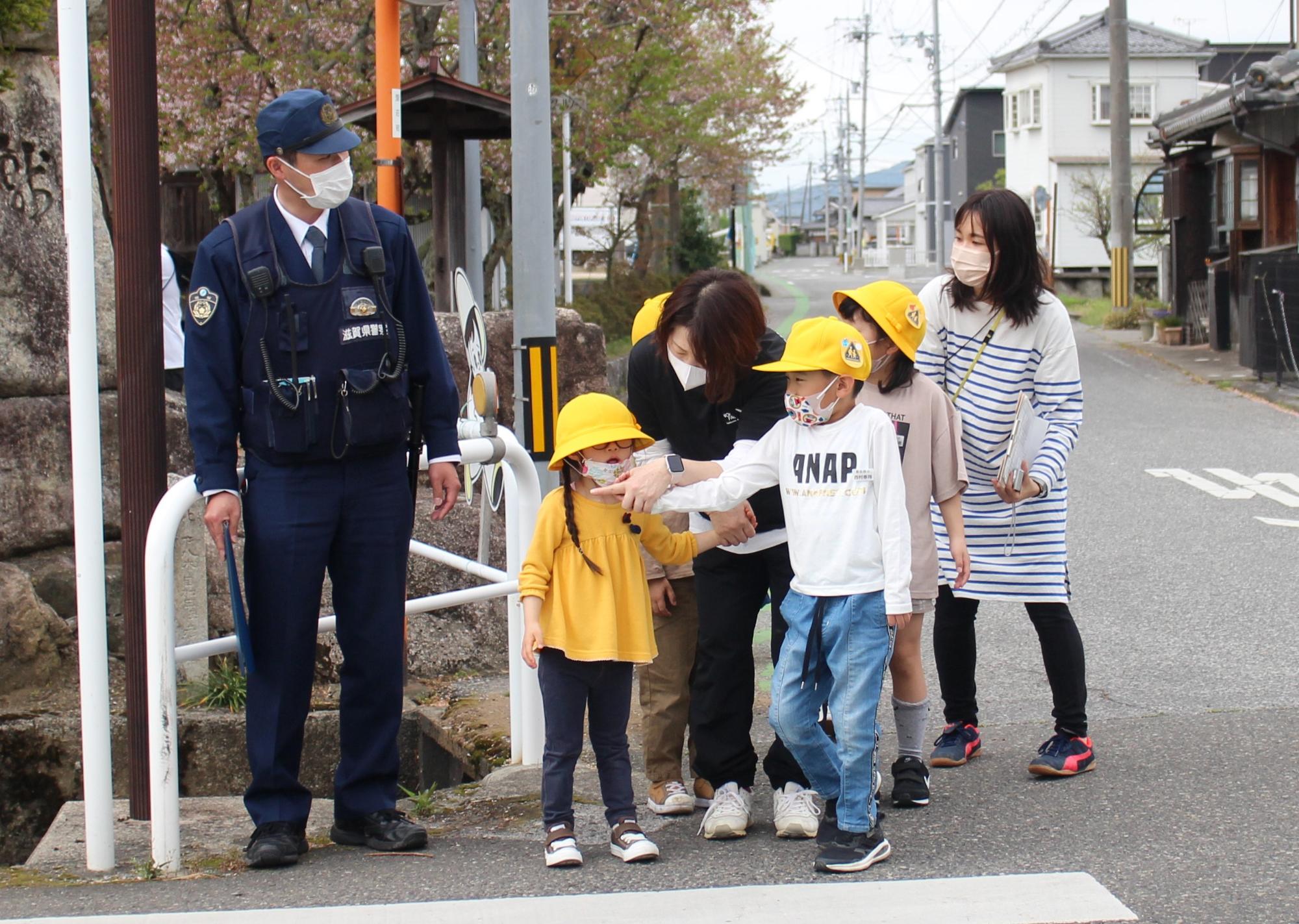 横断歩道の前で左右を確認する子どもたち