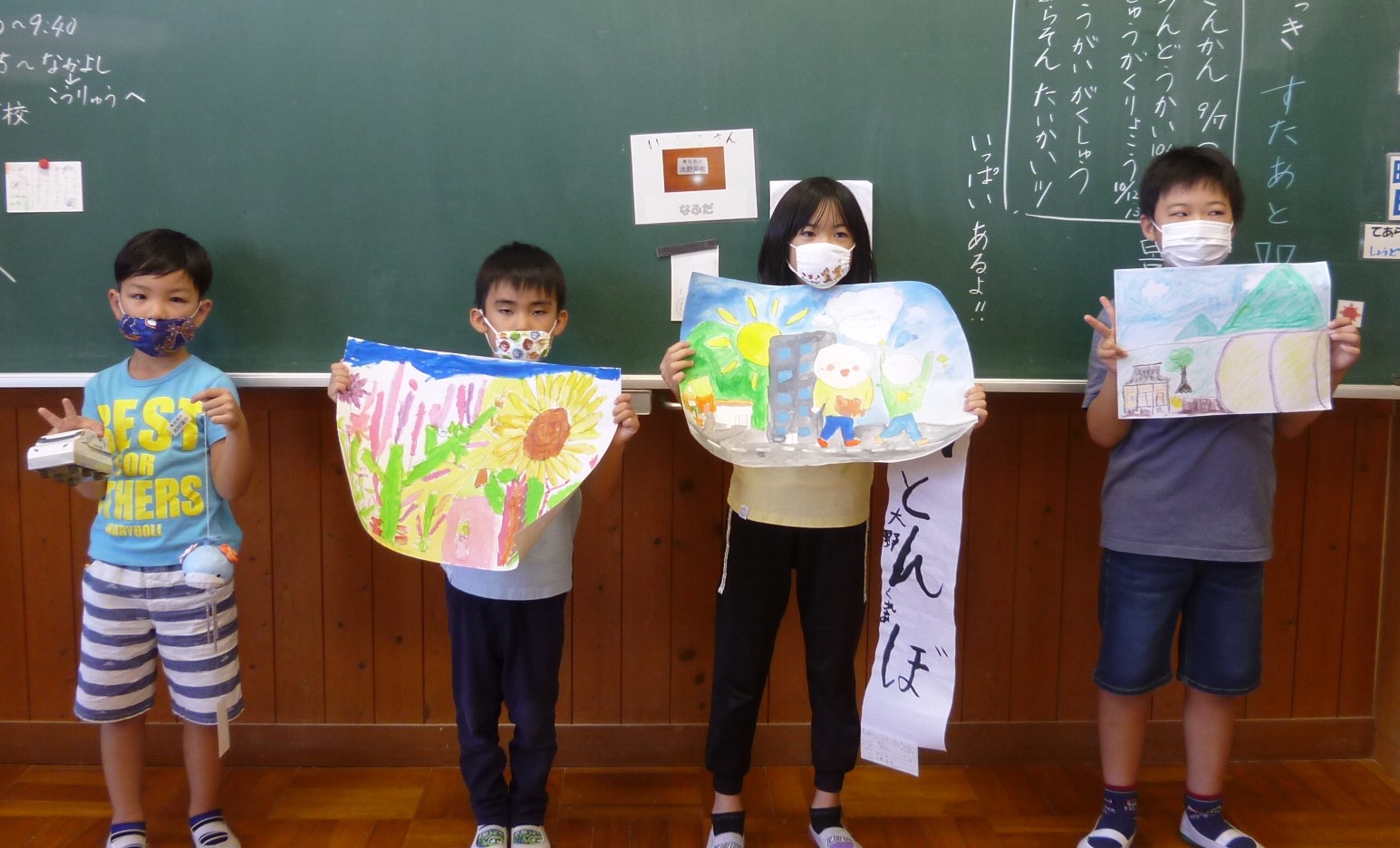 夏休みの作品をもつなかよしメンバー