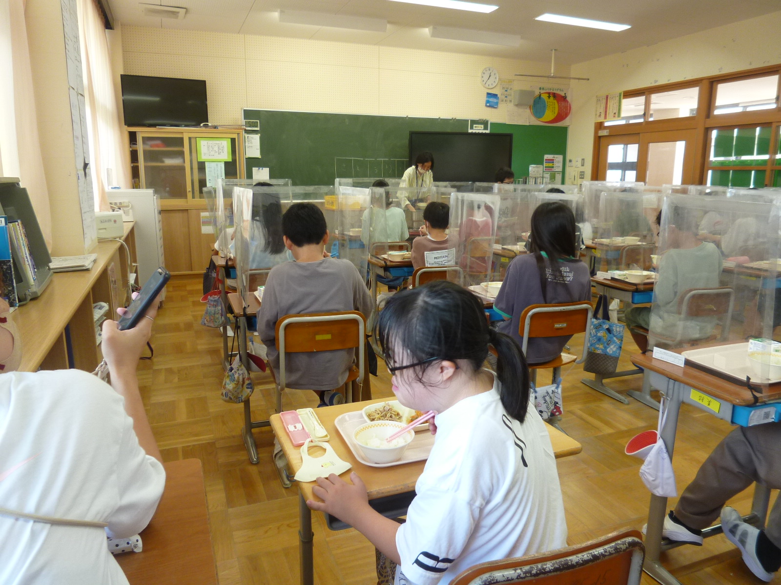 一緒に給食を食べたよ