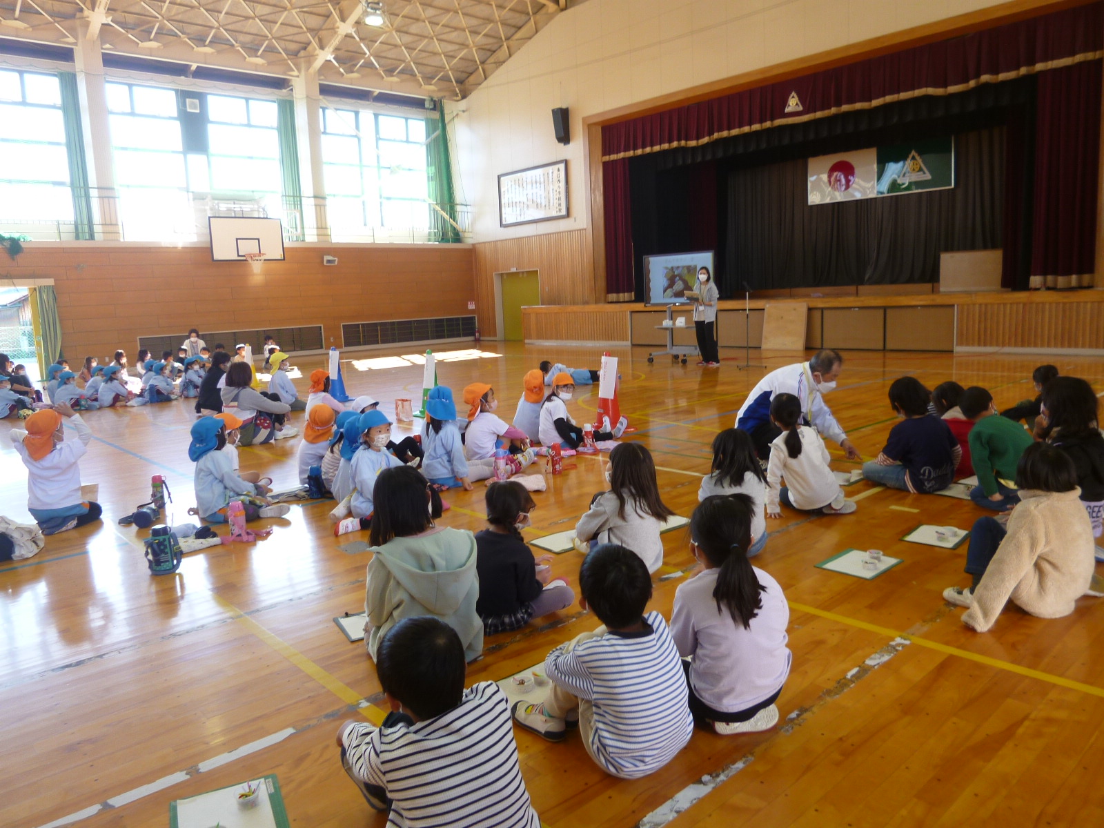 説明を聞く年長児と1年生