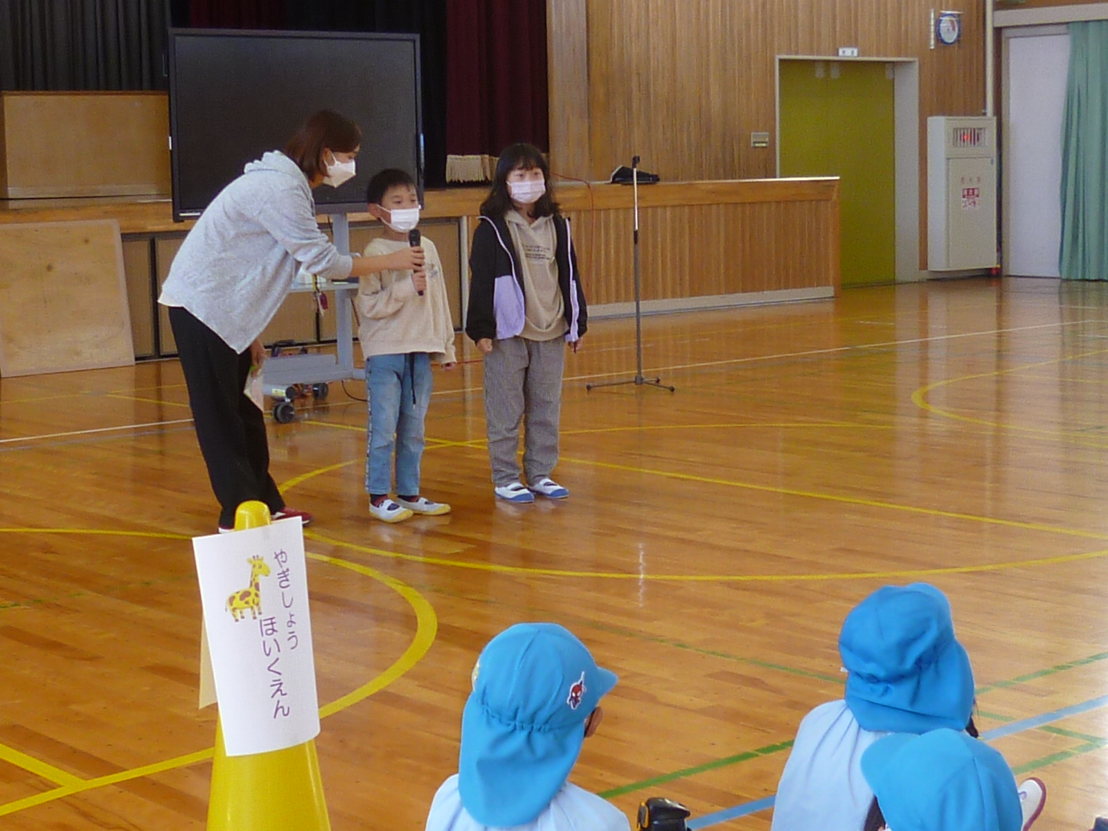 終わりのあいさつをする1年生の代表児童