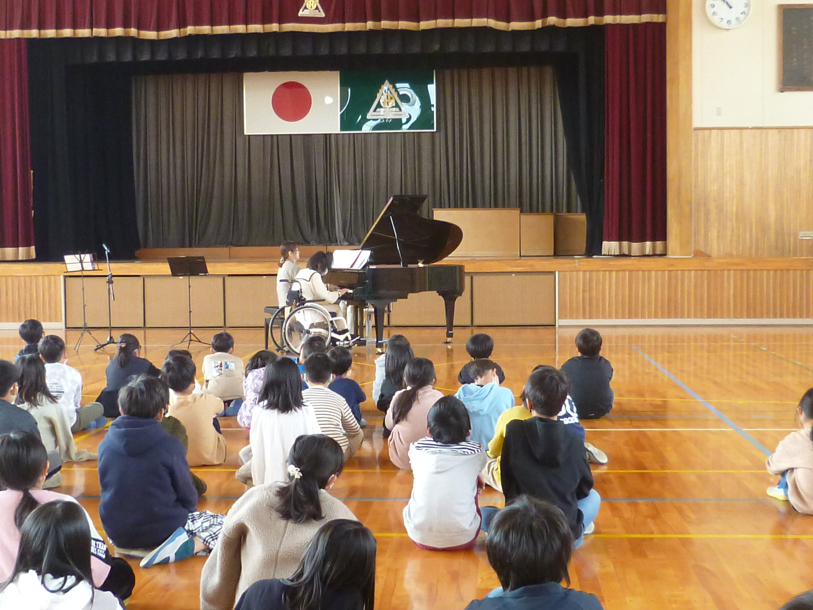 圧巻の演奏に聞き入る子どもたち