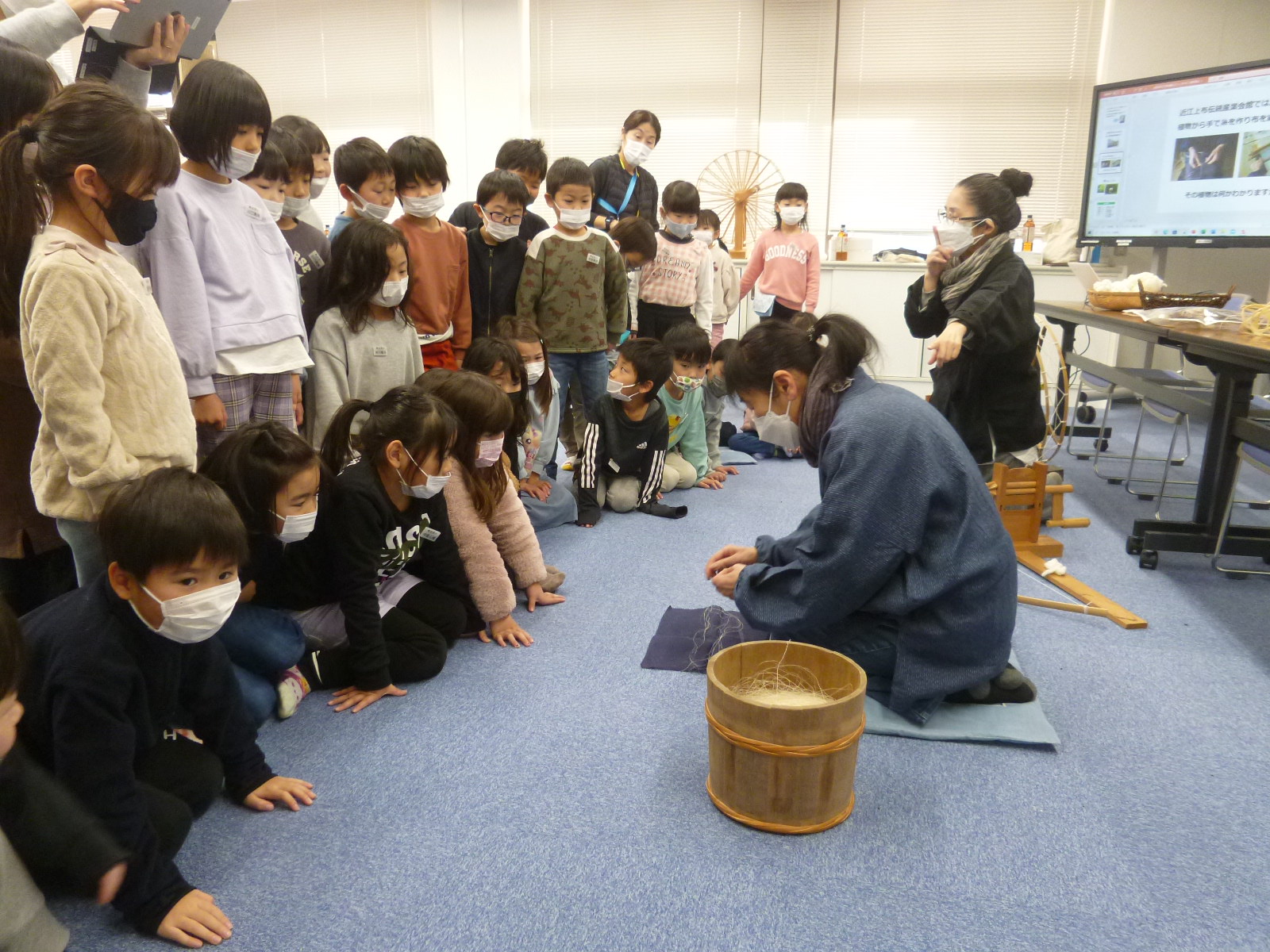 細い麻の繊維をつないでいきます。