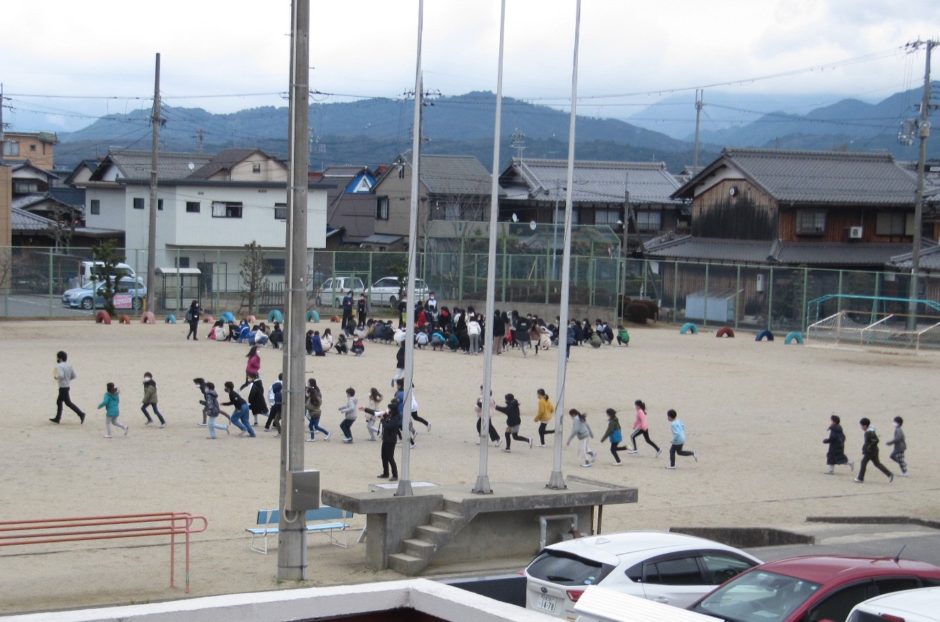 運動場を避難することもたち。