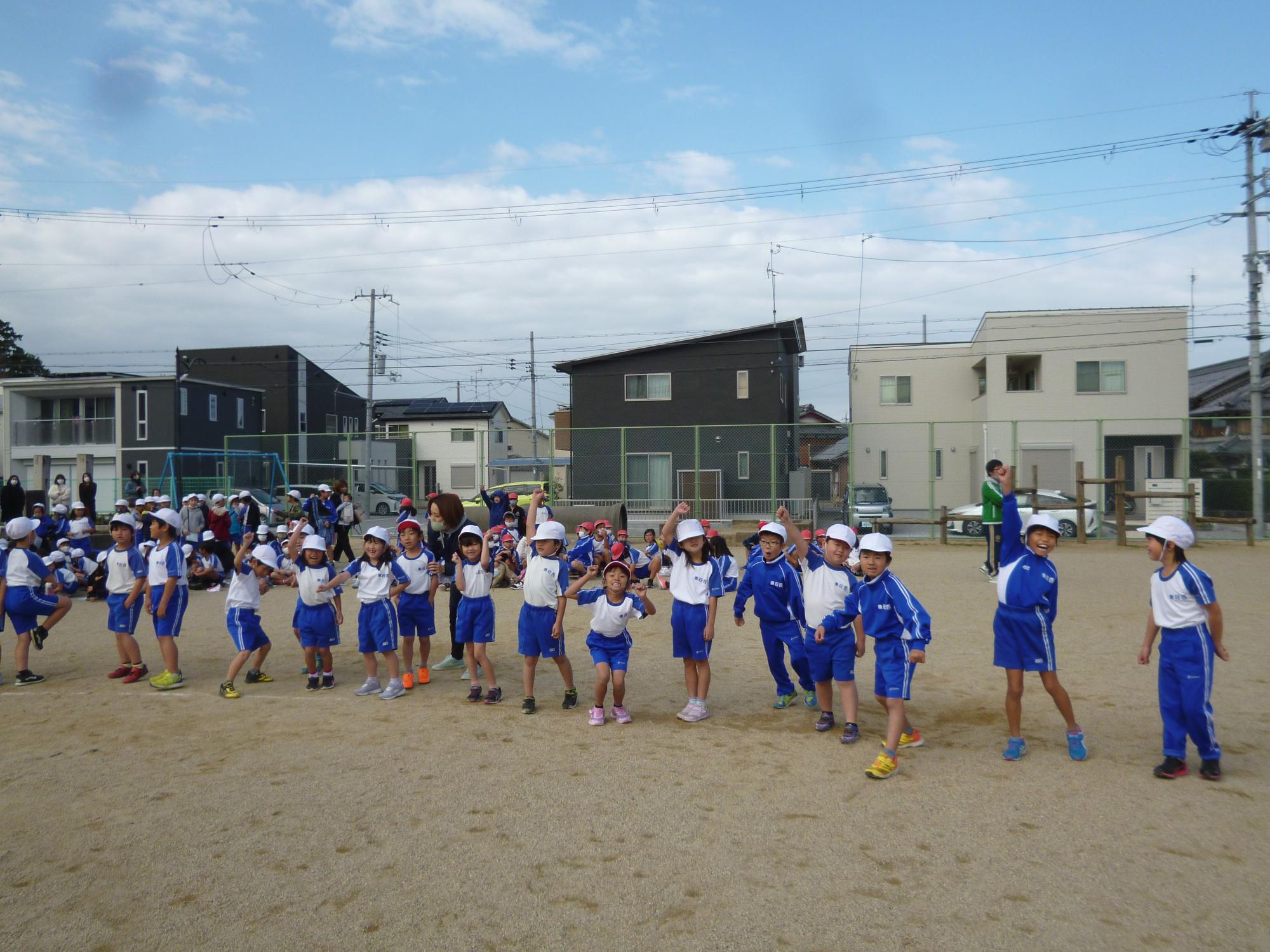 1年生スタートラインに並ぶ。わくわくどきどき