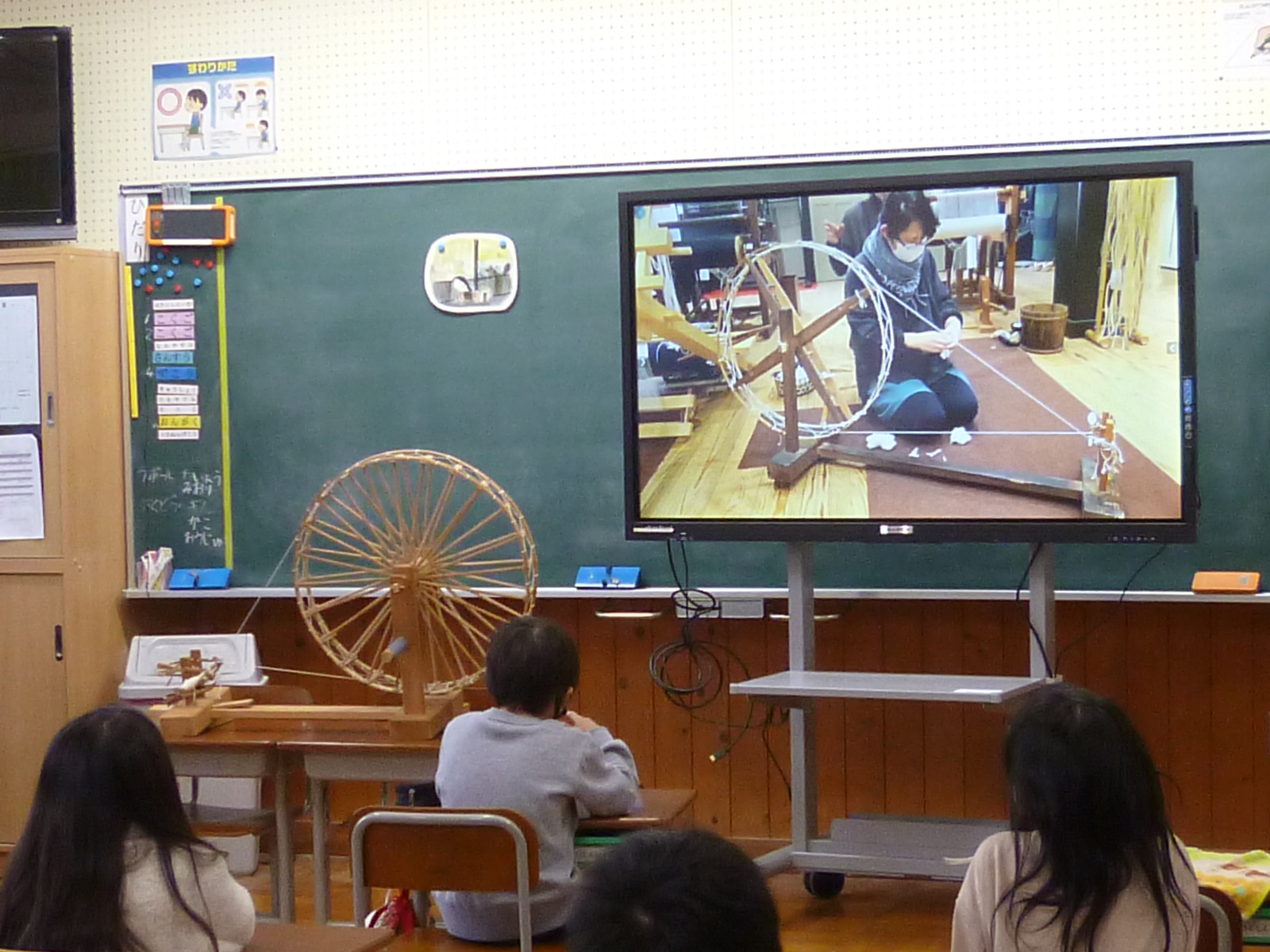 ビデオの実演で糸車を回す様子を見ました。